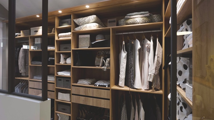 Dressing avec façades coulissantes, étagères et éclairage intégré