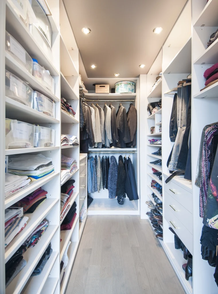 Aménagement de dressing blanc avec rangements sur toute la hauteur